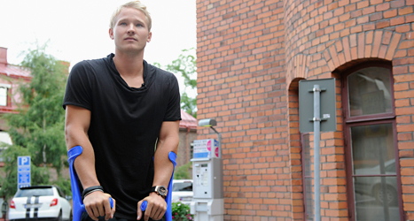 Jens Byggmark är skadad i ett knä och måste gå med kryckor. Foto: Erik Mårtensson/Scanpix.